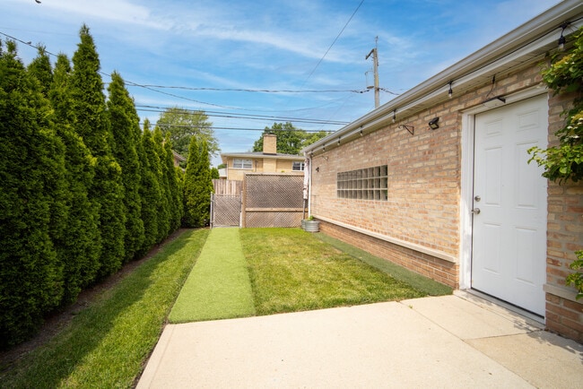 Building Photo - 1906 N 75th Ct