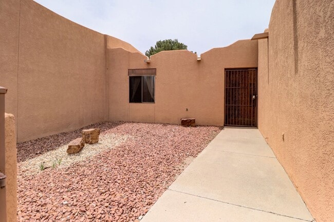 Building Photo - 3109 Las Placitas Rd