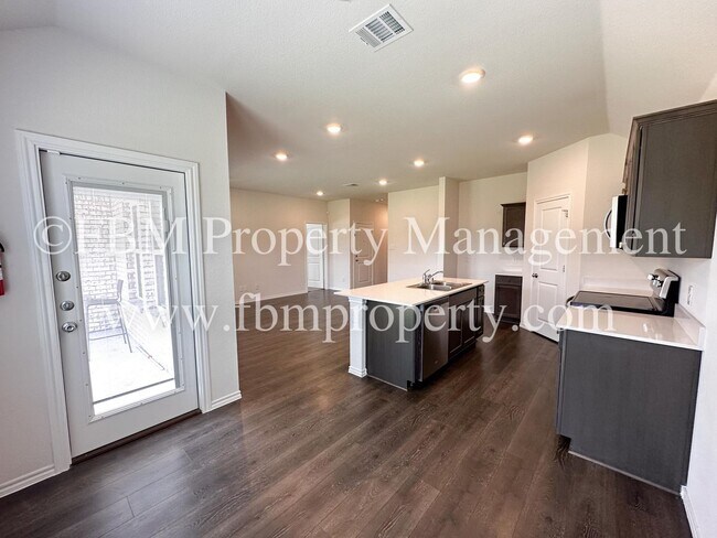 Building Photo - 264 Thoroughbred St