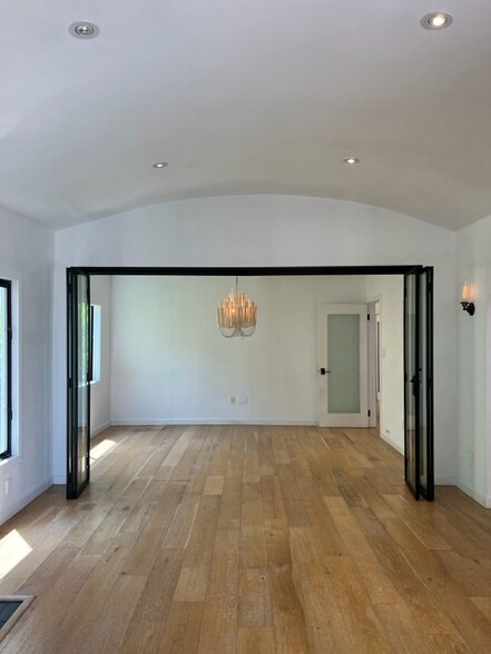 Building Photo - 517 N Sweetzer Ave