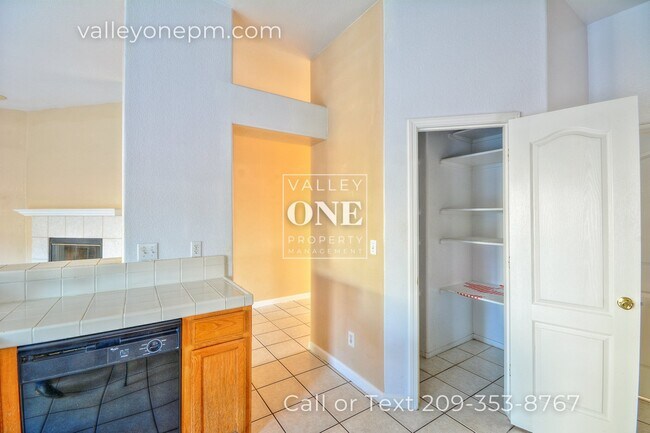 Building Photo - Charming 4 bedroom, 2 bath single story ho...