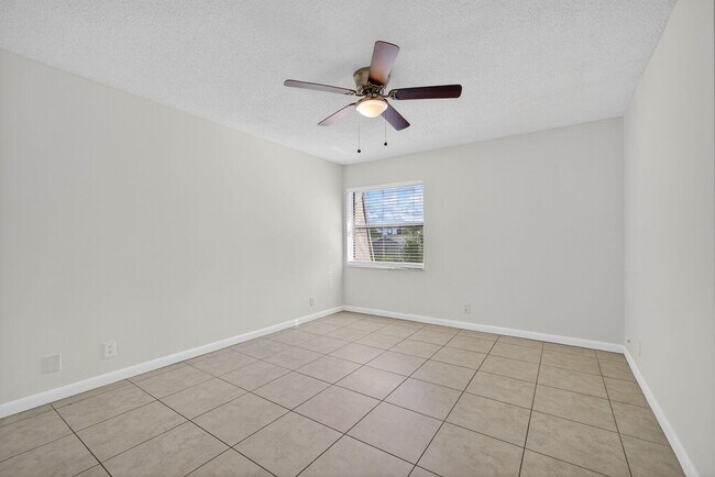 Building Photo - 1580 Montauk Dr