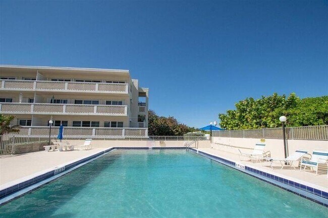 Building Photo - 2565 S Ocean Blvd