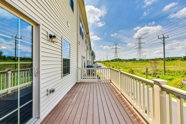 Building Photo - Meticulously Maintained 3 bedroom, 2.5 bat...