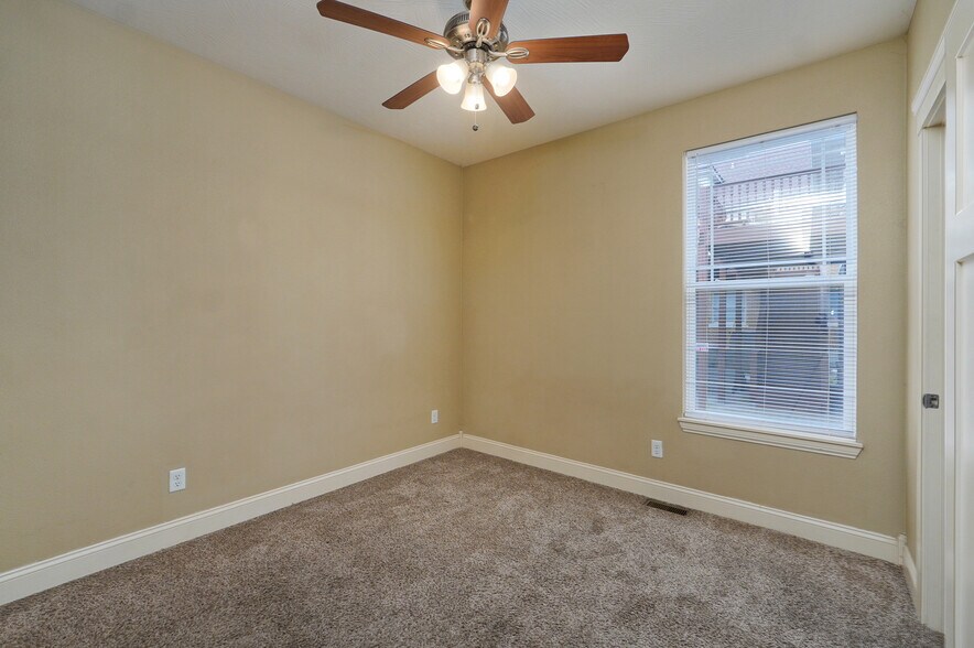 Building Photo - 1046 E Walnut St