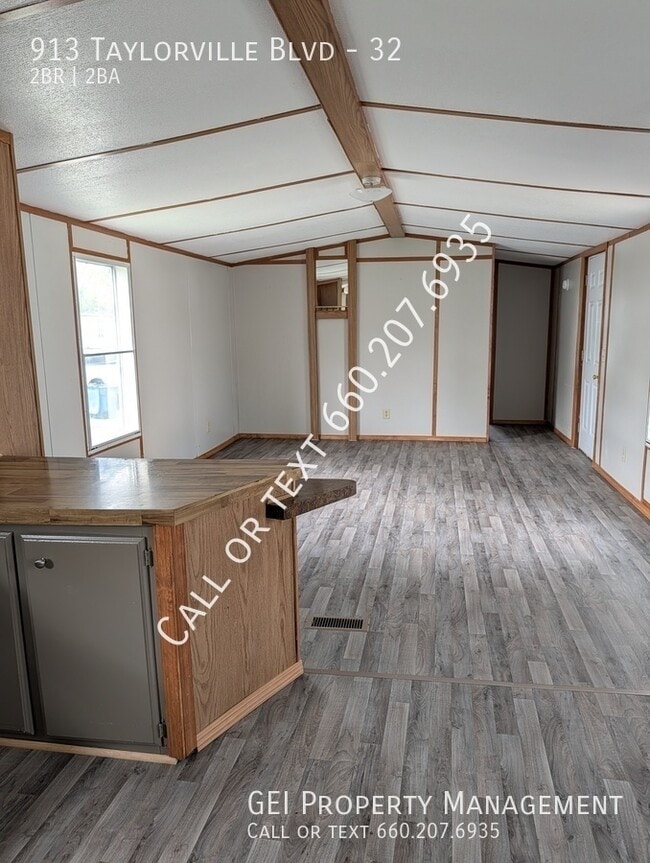 Building Photo - 913 N Taylorville Blvd