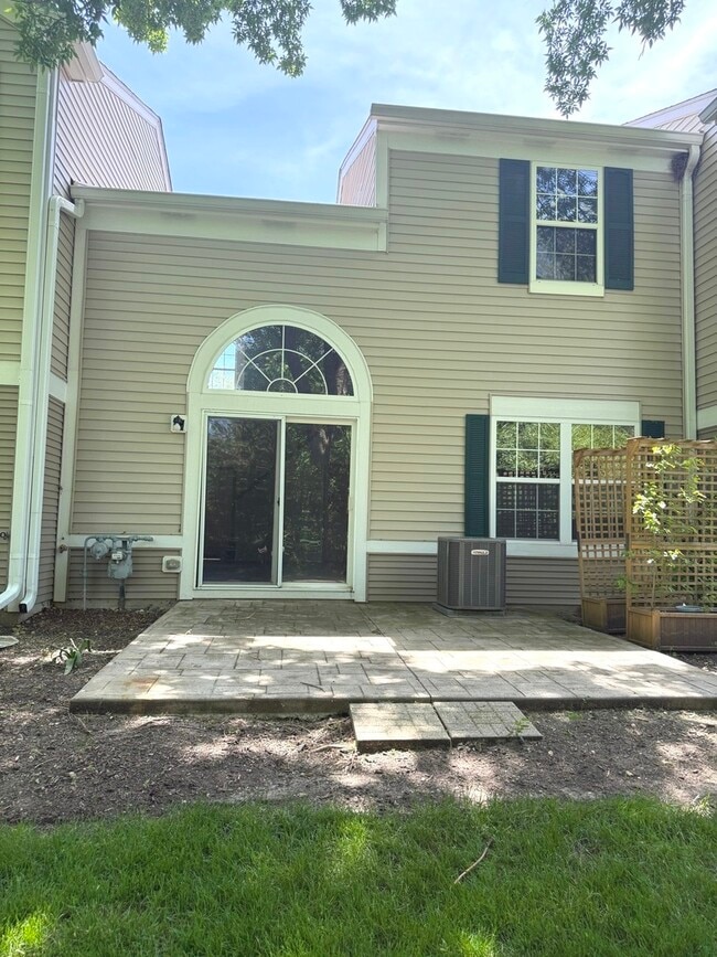 Building Photo - 4013 Oak Tree Ln