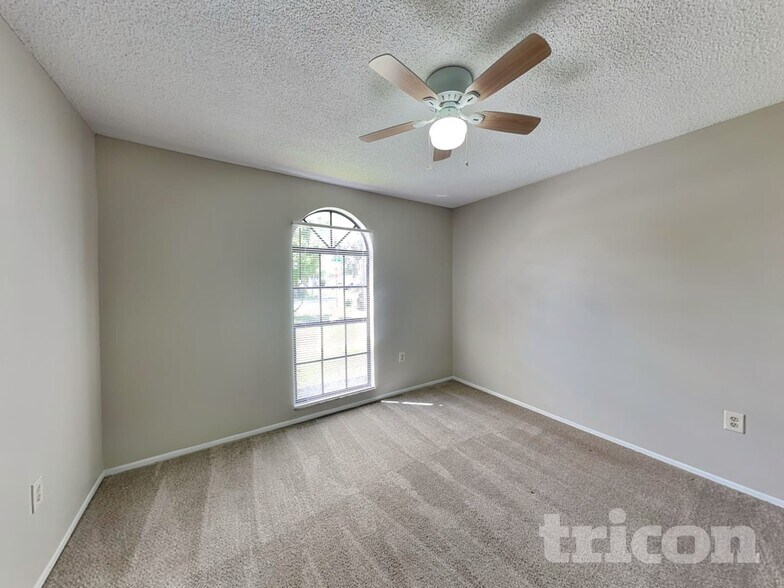 Building Photo - 1203 70th Dr E