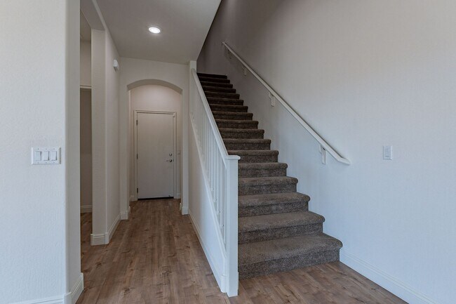 Building Photo - 4 bedroom home for rent