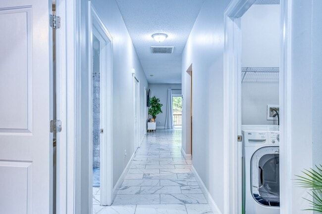 Building Photo - Fletcher condo, 2 bedrooms/2 Bathrooms wit...