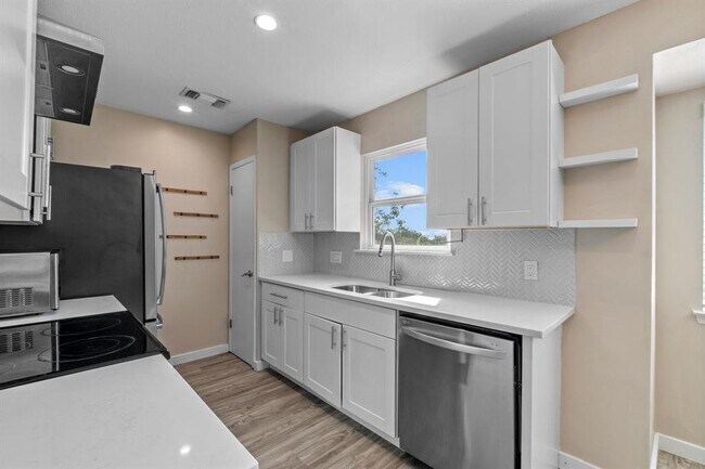 Building Photo - 10107 Floyd Dr