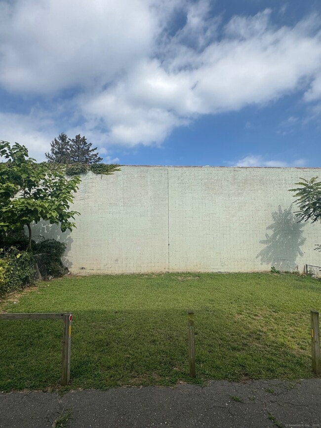 Building Photo - 142 Cowles St