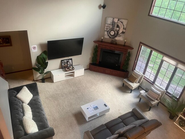 Building Photo - 810 Briarwood Dr