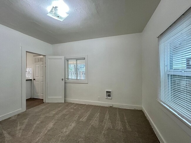 Building Photo - 231 NE 4th Ave