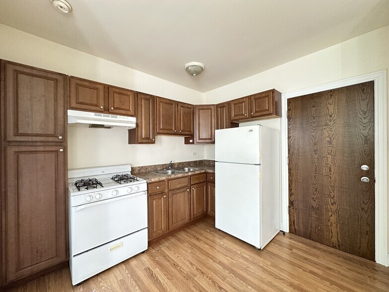 Building Photo - 2600 N Kimball Ave