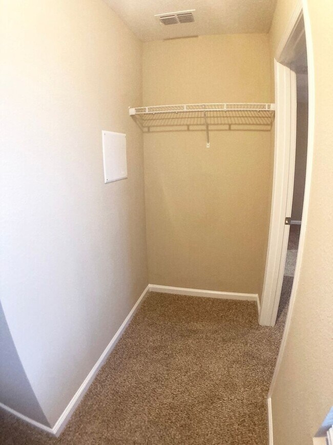 Building Photo - Roomy 3BR Home in NW Jacksonville – 2.5 Ba...