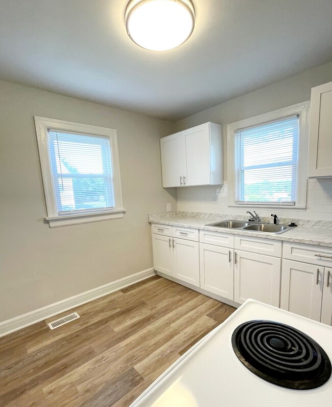 Building Photo - 2 Living Area's & 2 Car Garage - Near MSU,...