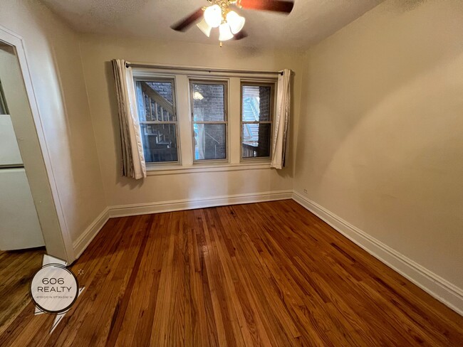 Building Photo - Bright and Sunny Forest Park Apts!