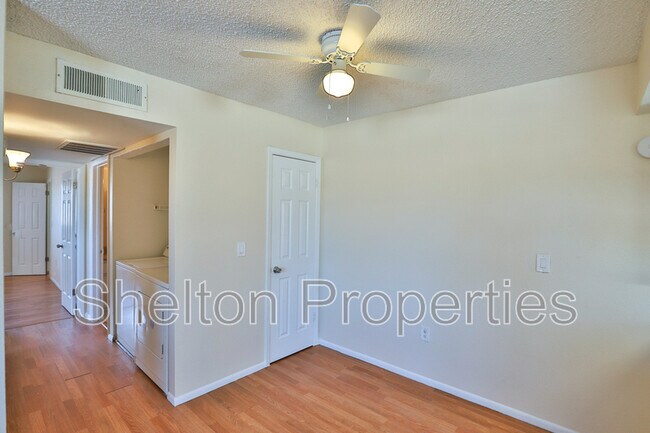 Building Photo - 860 E Brown Rd