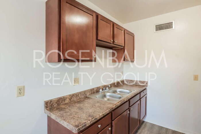 Building Photo - 1518 E Hedrick Dr