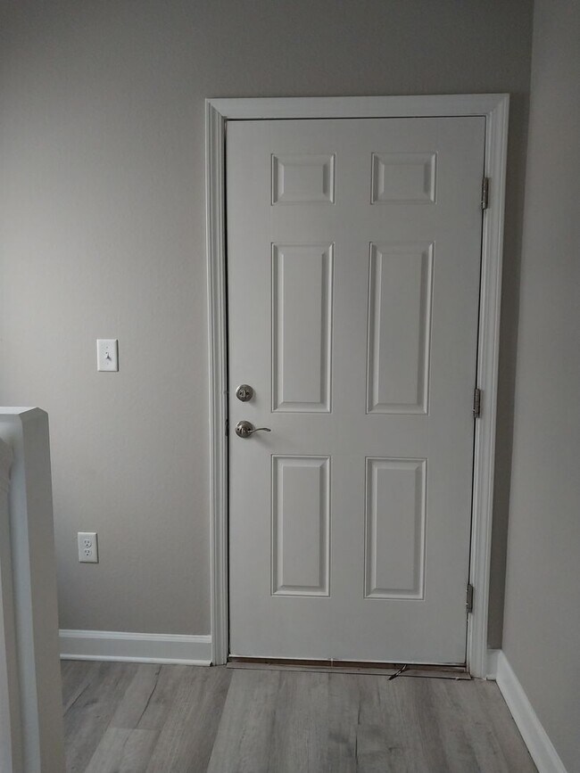 Building Photo - Gorgeous 3 Bedroom 2.5 Bath Townhome