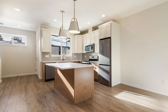 Building Photo - Halleck Townhomes Triplex