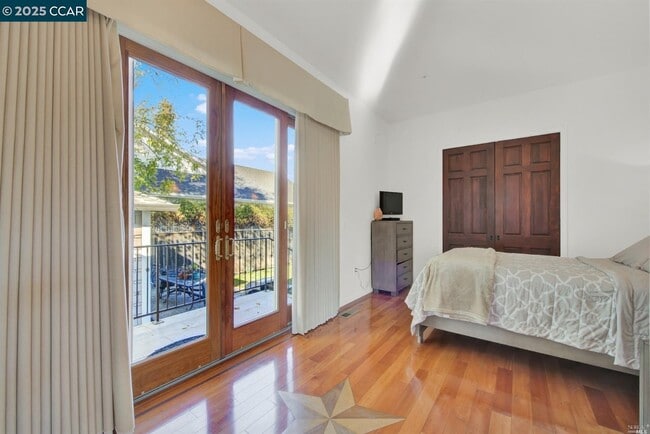 Building Photo - 2004 Main St