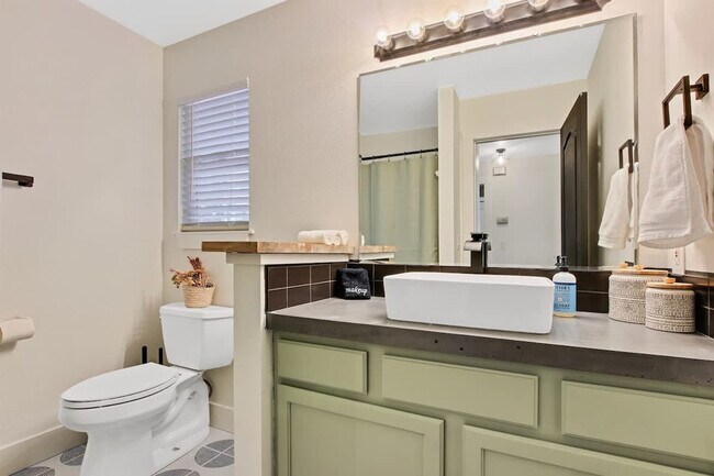 Building Photo - 4243 E Driftwood Dr