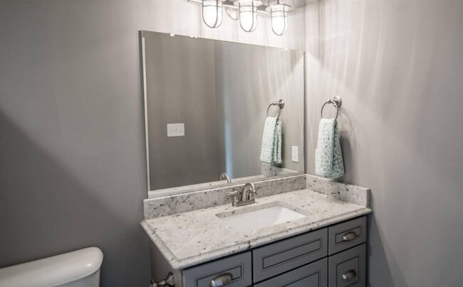 Building Photo - Beautiful 3 Bedroom Townhome in Forest