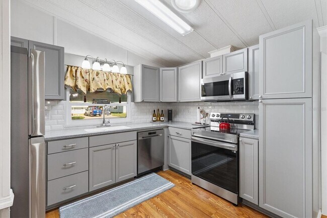 Building Photo - 732 Royal Palm Ave