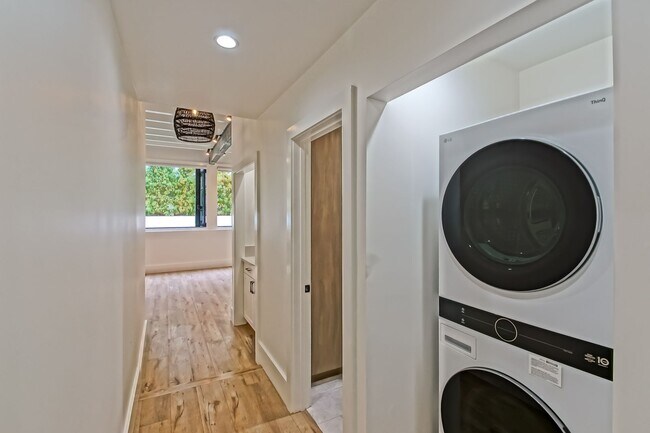 Building Photo - Completely Remodeled, Custom 3BR2BA Home w/ Spacious Floorplan, Amazing Indoor/Outdoor Space, Gat...