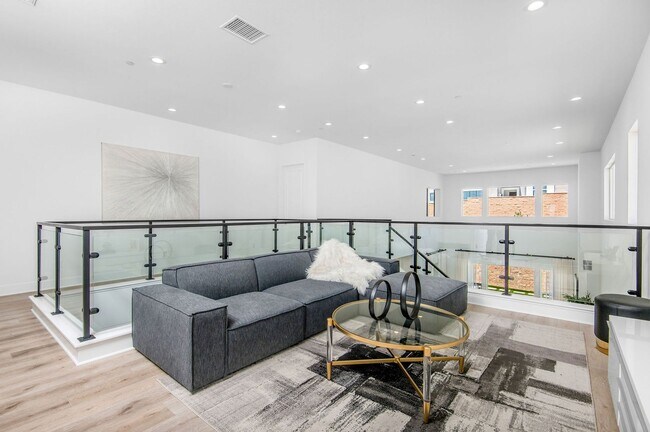 Building Photo - Fantastic 5 bed 4.5 bath with Pool in Porter Ranch !