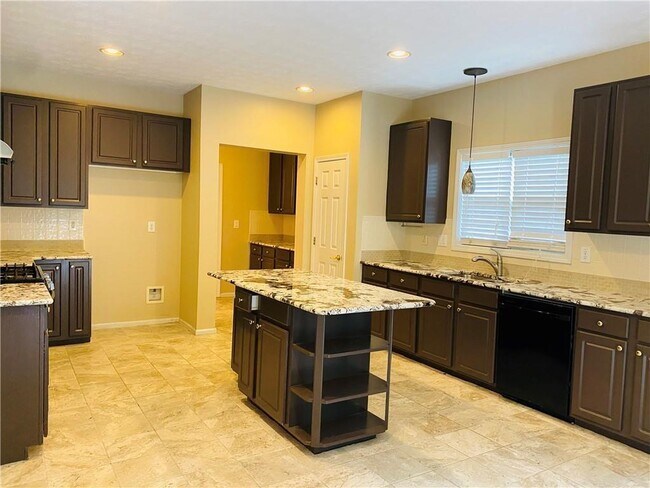 Building Photo - 3400 Palm Cir