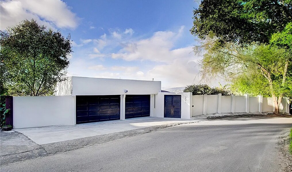 Garage and front gate - 3541 Multiview Dr