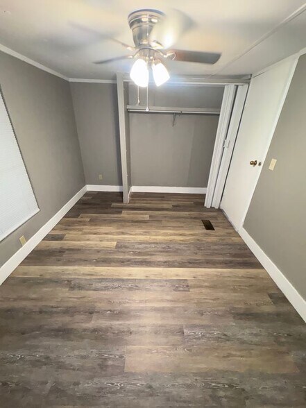 Building Photo - 15637 Sims Ln