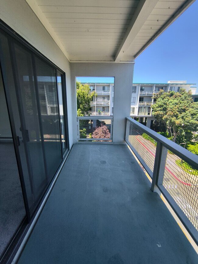 Building Photo - TOP FLOOR 1BD/1BATH Condo Available For Rent at the Watergate Community in Emeryville!!!!