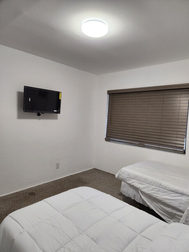 Building Photo - 2312 NE 4th St