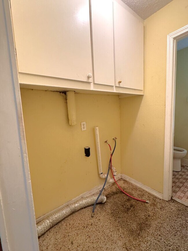 Building Photo - 654 Ynestra Dr
