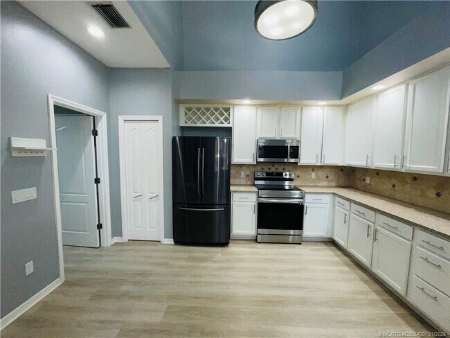 Building Photo - 1581 SW Harbour Isles Cir