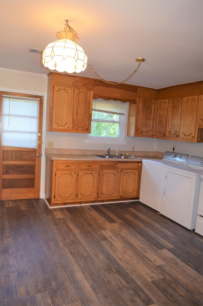 Building Photo - 134 White Oak Dr