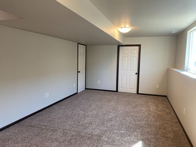 Building Photo - 4 BED | 2 BATH | DOUBLE GARAGE | RAPID VALLEY