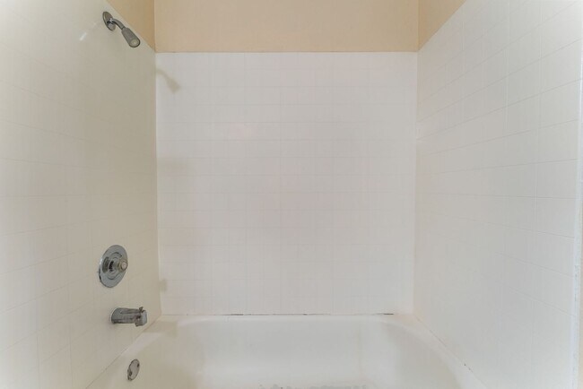 Building Photo - Spacious One-Bedroom Condo for Rent!