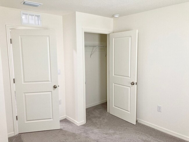 Building Photo - Golf Course Home!