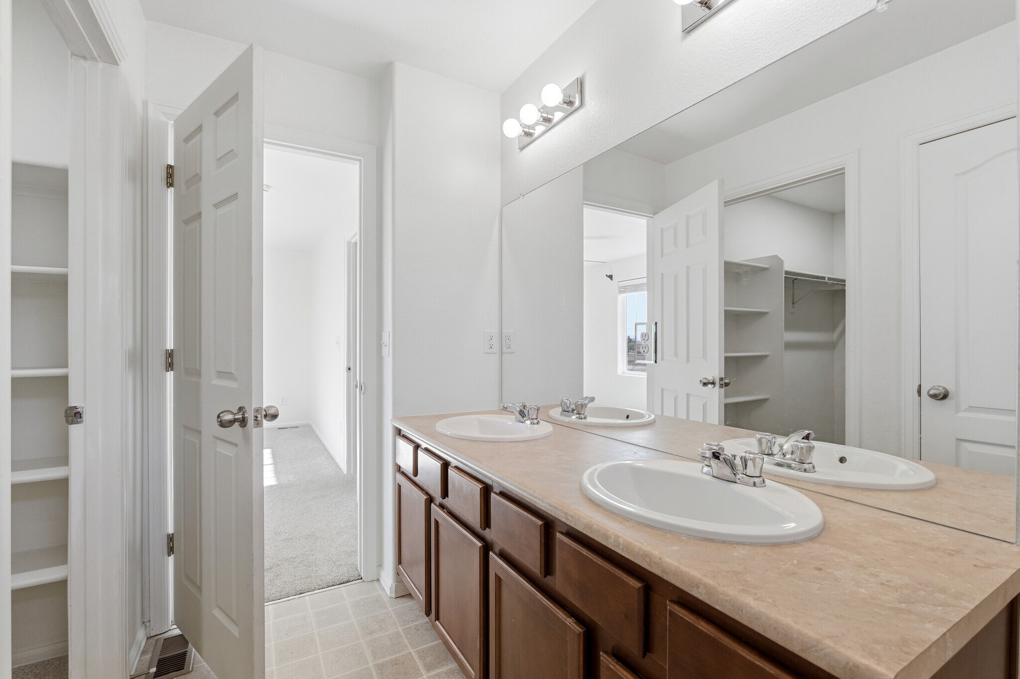 Building Photo - 25830 E Byers Pl