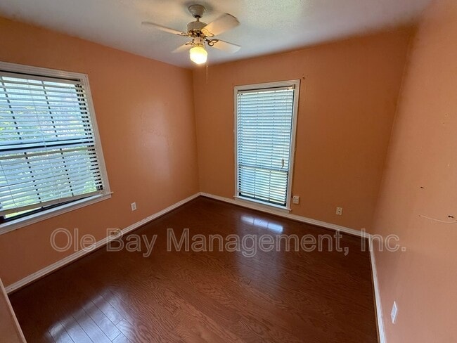 Building Photo - 702 Ynestra Dr