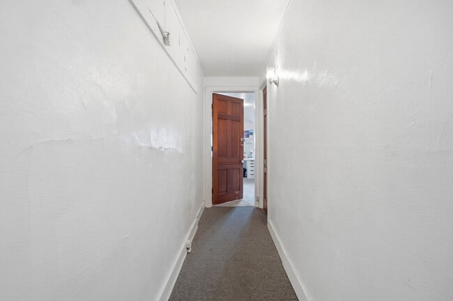 Building Photo - 7 bed/2 bath on Rohs St., Mins. from UC for Only $600/pp ($4,200/mo)!