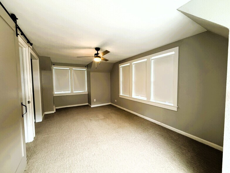 Building Photo - 514 S Crestway St