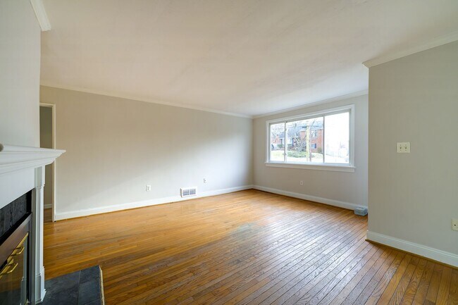 Building Photo - Charming 3BR Home with Fenced Backyard & Patio in Silver Spring