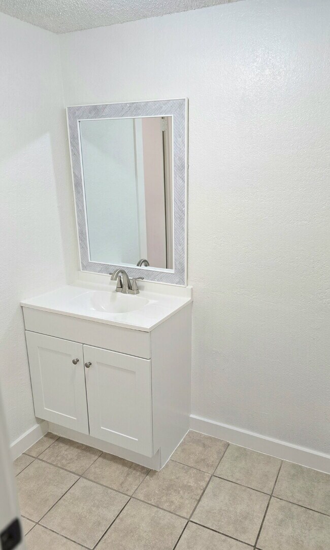 Building Photo - Stylish Comfort in a Freshly Remodeled Beauty