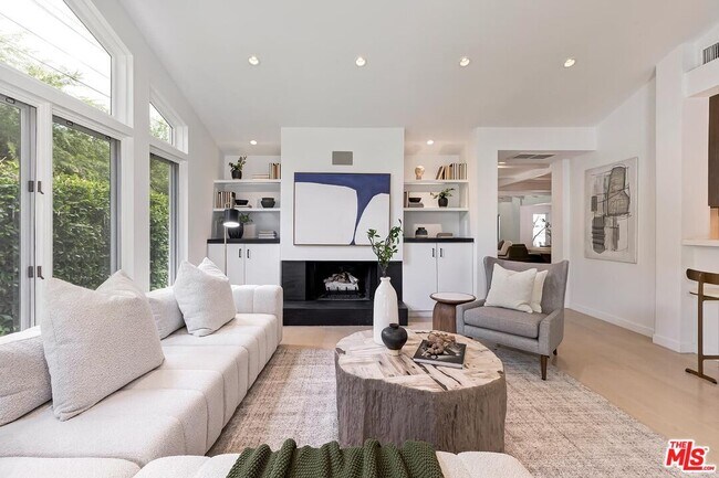 Building Photo - 1847 N Beverly Dr